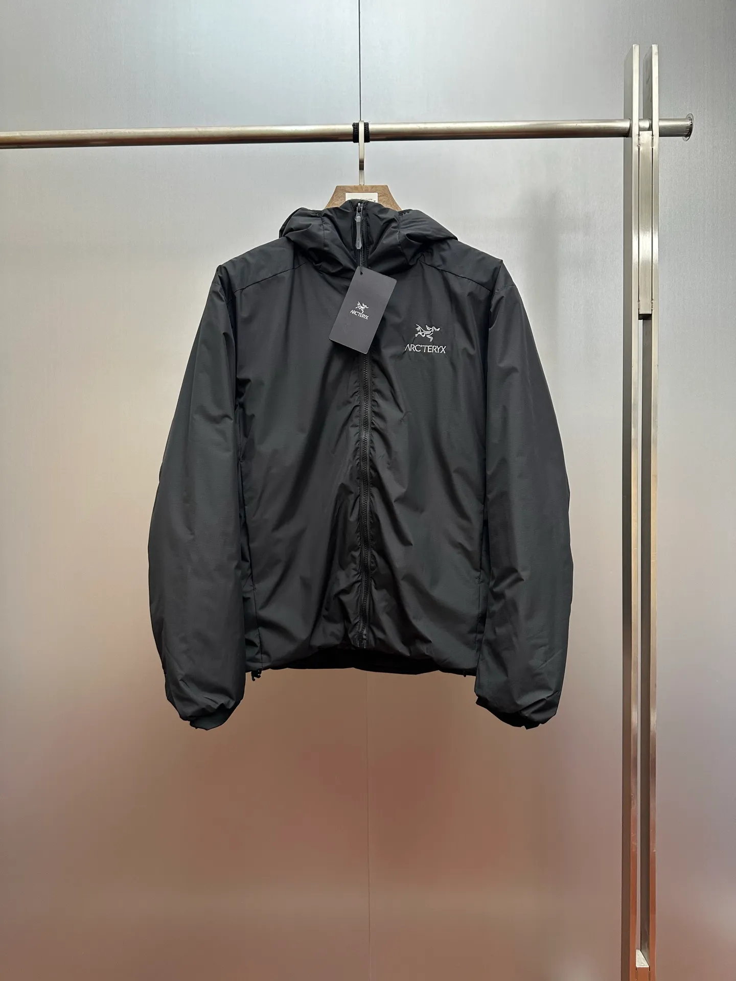ARC‘TERYX/ New Arrival Atom Hoody 。 ，Atom Series Coreloft™ Compact ， 。Tyono™ 20 Breathable、 ， ， ， Storm Hood™ 。 ， ， ， 。 、 ， 。﻿ ， ，No Slip Zip™ ， TPU 。 Storm Hood™ ， ， 。Classic ， ！ ：Blue，Black Sizes：M-2XL